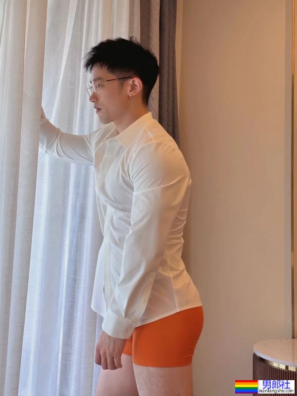 白皮斯文男人 - 51虹马