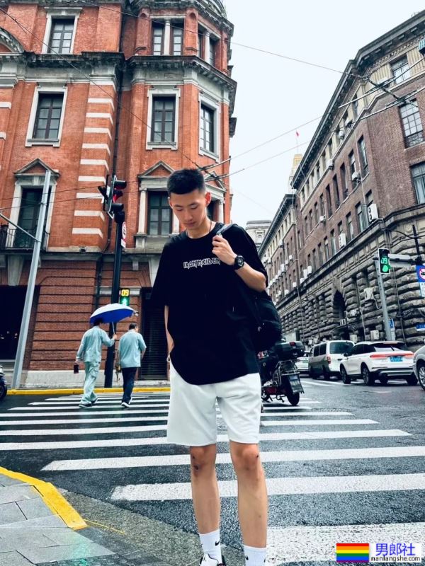 寸头黑皮体育生，攻里攻气 - 51虹马