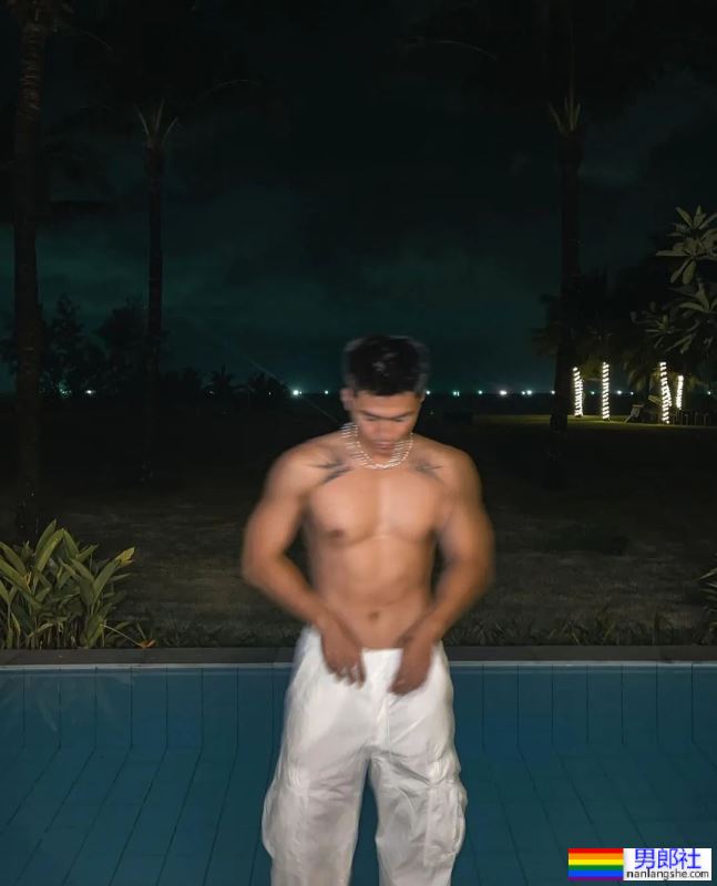 灰裤子不吃香了！蓝短裤不输汪大菲！ - 51虹马