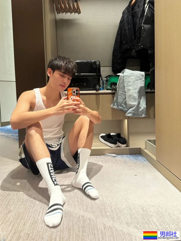 大过年在家看帅哥 - 51虹马