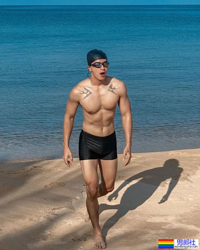 灰裤子不吃香了！蓝短裤不输汪大菲！ - 51虹马