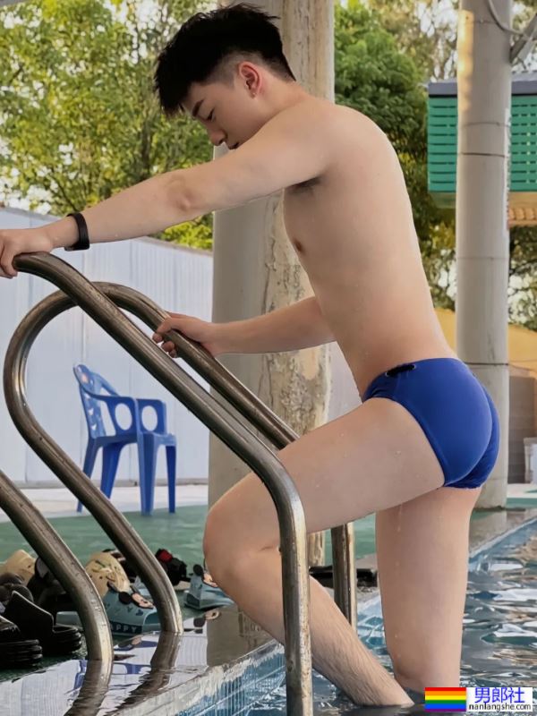 正装小哥哥，身材很哇塞 - 51虹马