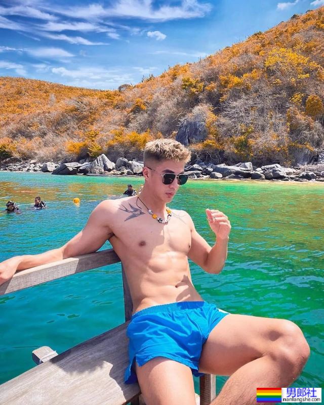 灰裤子不吃香了！蓝短裤不输汪大菲！ - 51虹马