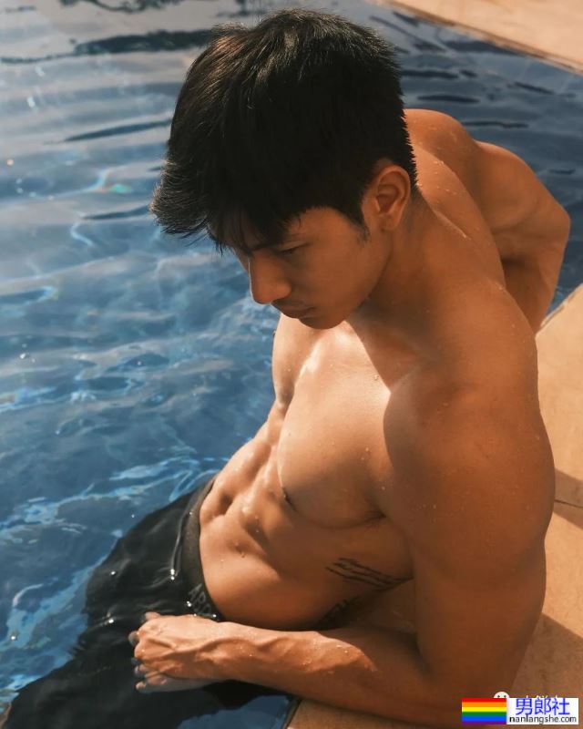 男模拍运动短裤视频火了，流量密码被玩明白了！ - 51虹马