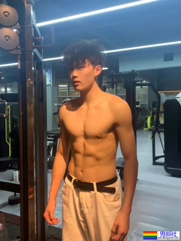 白白嫩嫩的小奶狗，180CM这搓衣板太好看了 - 51虹马