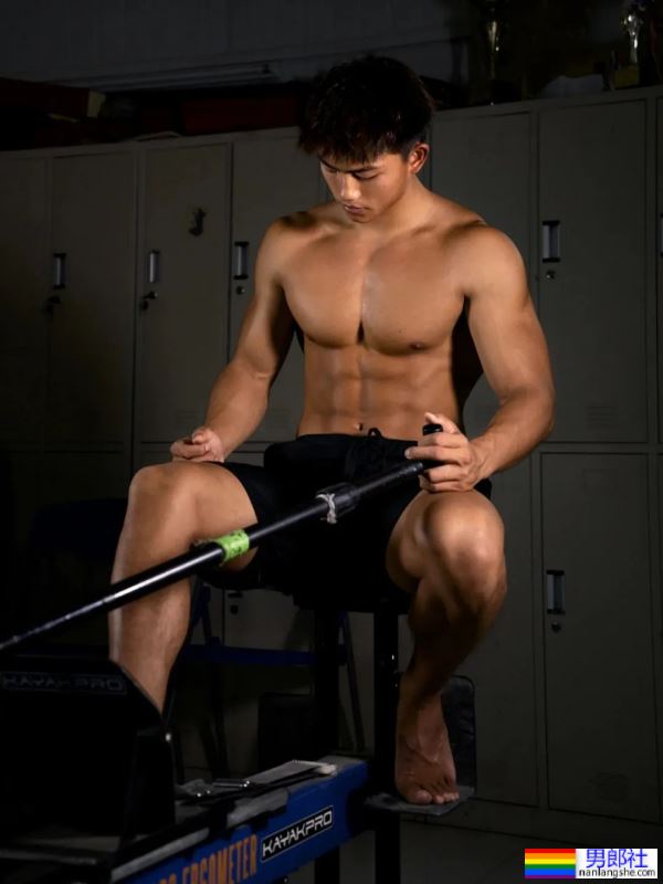 古铜色肌肤，健硕的身材 - 51虹马