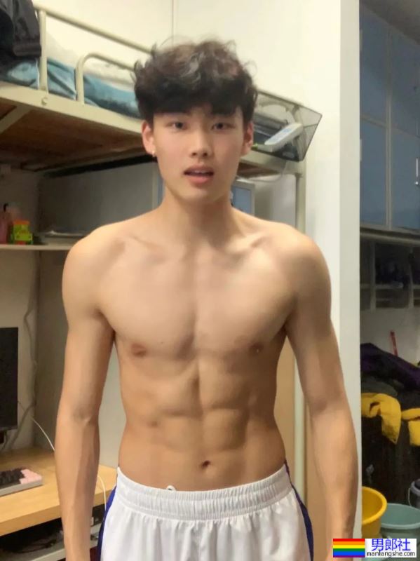 白白嫩嫩的小奶狗，180CM这搓衣板太好看了-51虹马