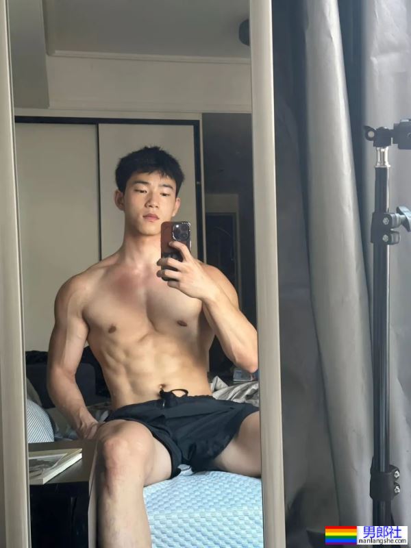 成都才有这样的白皮肌肉帅哥吧！ - 51虹马