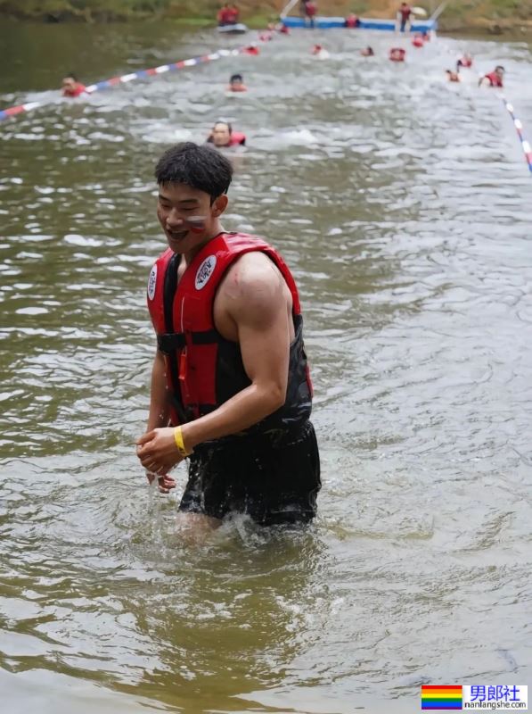 成都才有这样的白皮肌肉帅哥吧！ - 51虹马