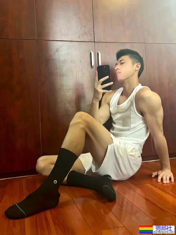 长腿小哥哥，线条感满满 - 51虹马