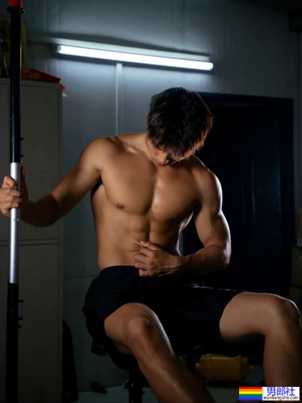 古铜色肌肤，健硕的身材 - 51虹马