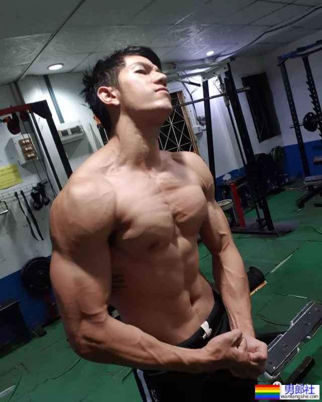 男模拍运动短裤视频火了，流量密码被玩明白了！ - 51虹马