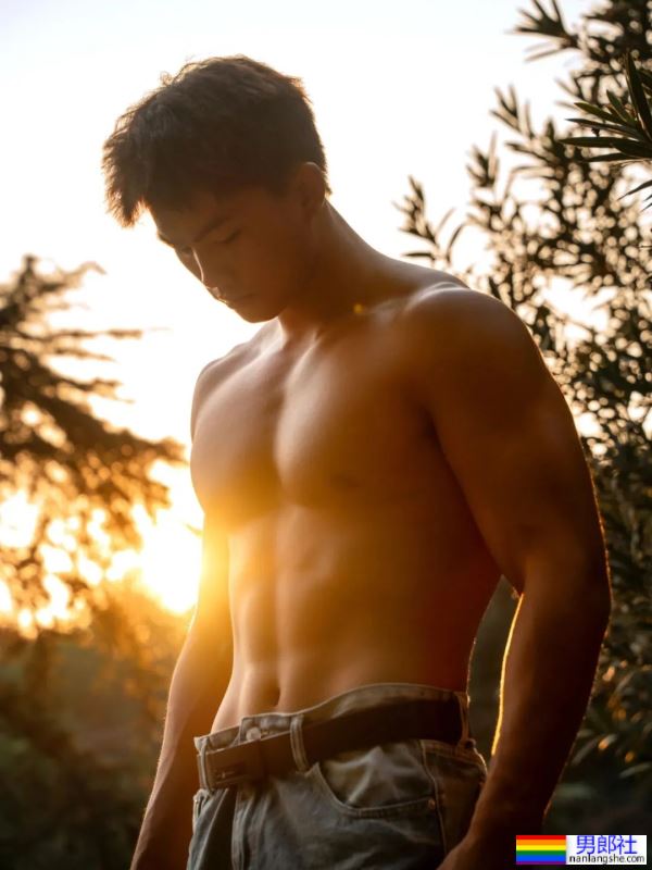 古铜色肌肤，健硕的身材 - 51虹马