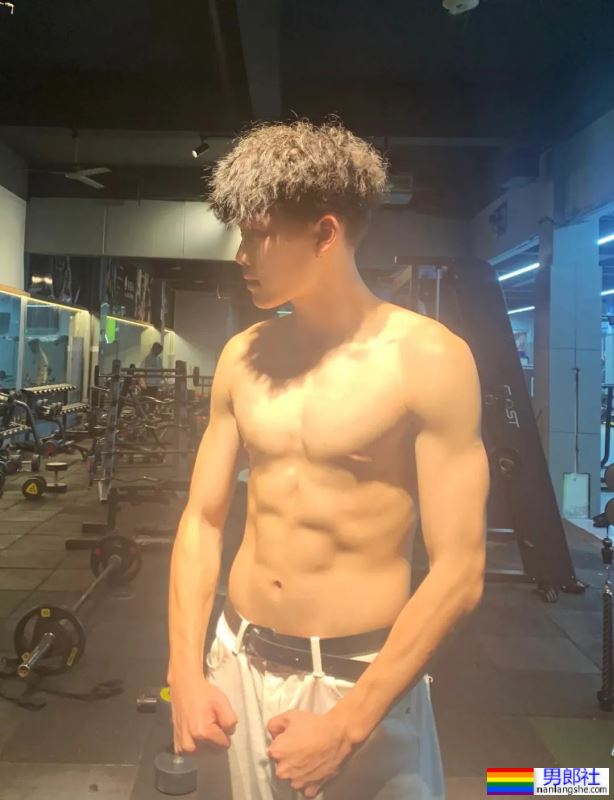 白白嫩嫩的小奶狗，180CM这搓衣板太好看了 - 51虹马