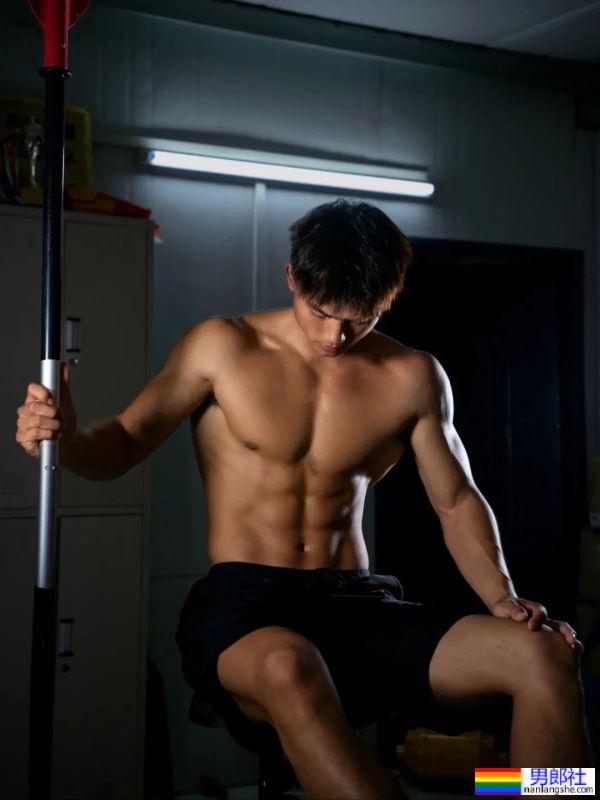 古铜色肌肤，健硕的身材 - 51虹马