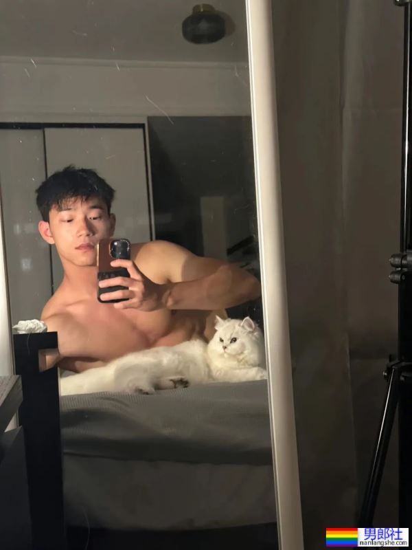 成都才有这样的白皮肌肉帅哥吧！ - 51虹马