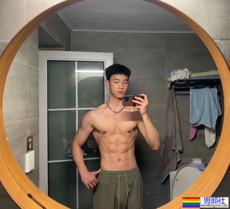 成都才有这样的白皮肌肉帅哥吧！ - 51虹马