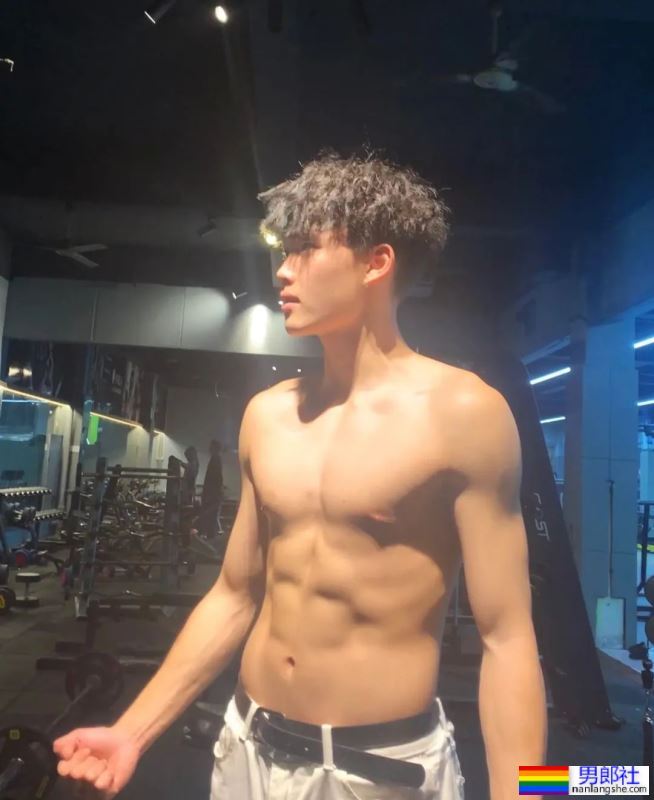 白白嫩嫩的小奶狗，180CM这搓衣板太好看了 - 51虹马