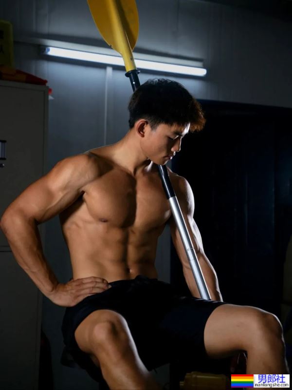 古铜色肌肤，健硕的身材 - 51虹马