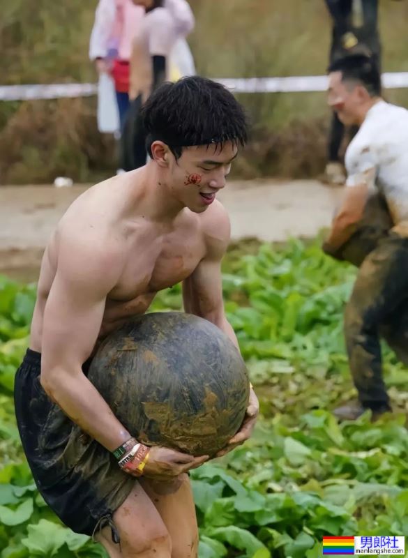 成都才有这样的白皮肌肉帅哥吧！ - 51虹马