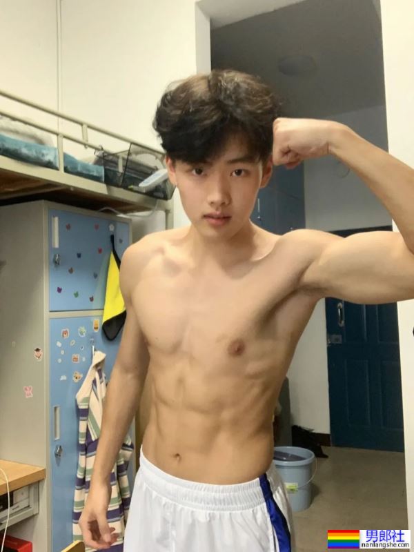 白白嫩嫩的小奶狗，180CM这搓衣板太好看了 - 51虹马