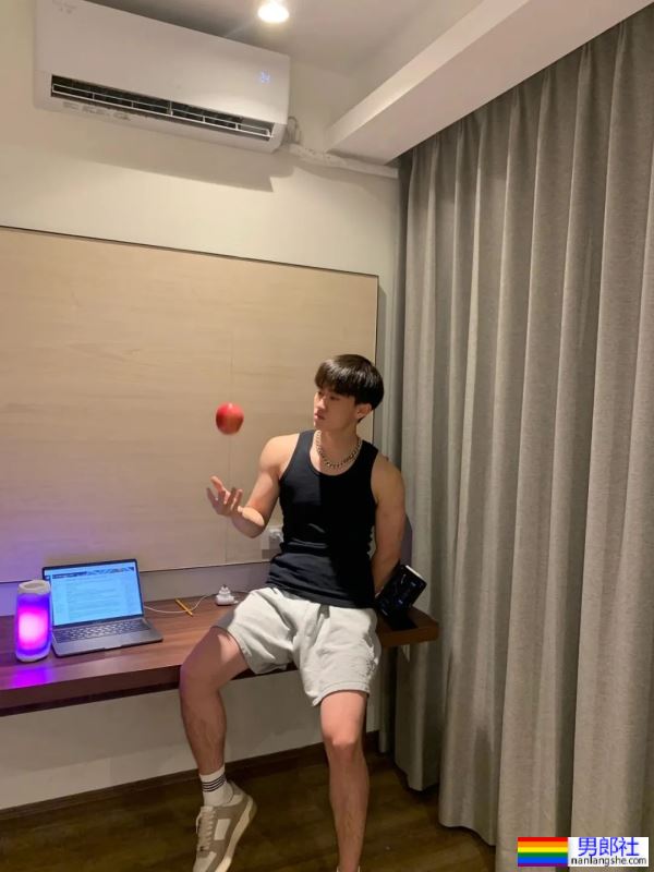 撩起衣服，看腹肌 - 51虹马