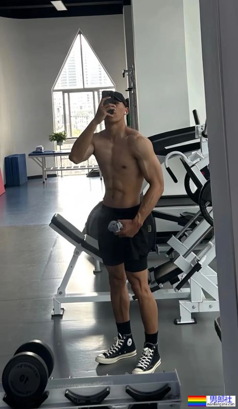 昆明医科大的医生秀肌肉火了！网友直呼太可了！ - 51虹马