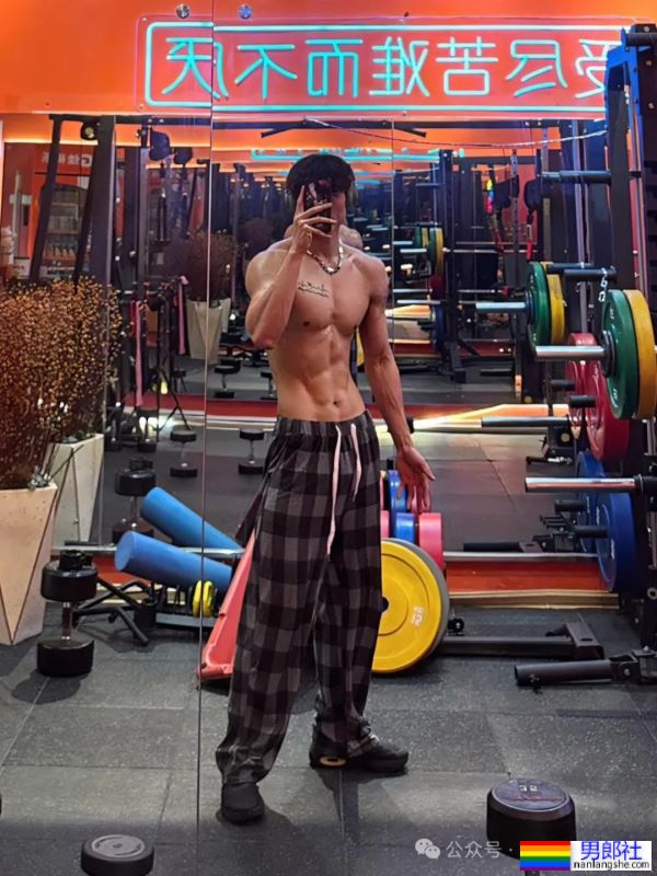 揭秘健身界的“奶狗”男神教练：身高183cm，体重76kg的完美身材！ - 51虹马