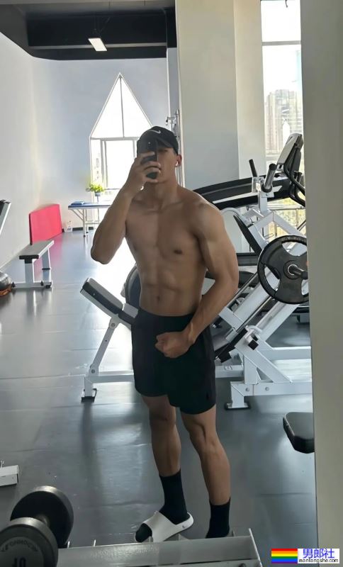 昆明医科大的医生秀肌肉火了！网友直呼太可了！ - 51虹马