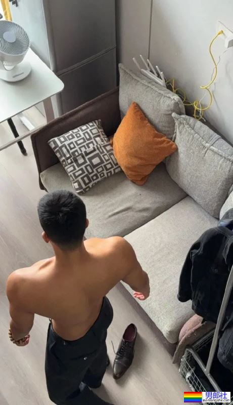 家里来了一位正装肌肉男？ - 51虹马