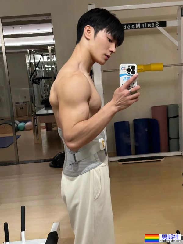 小狼狗学弟高能惹火合辑！低体脂腹肌线条全露无遗！ - 51虹马