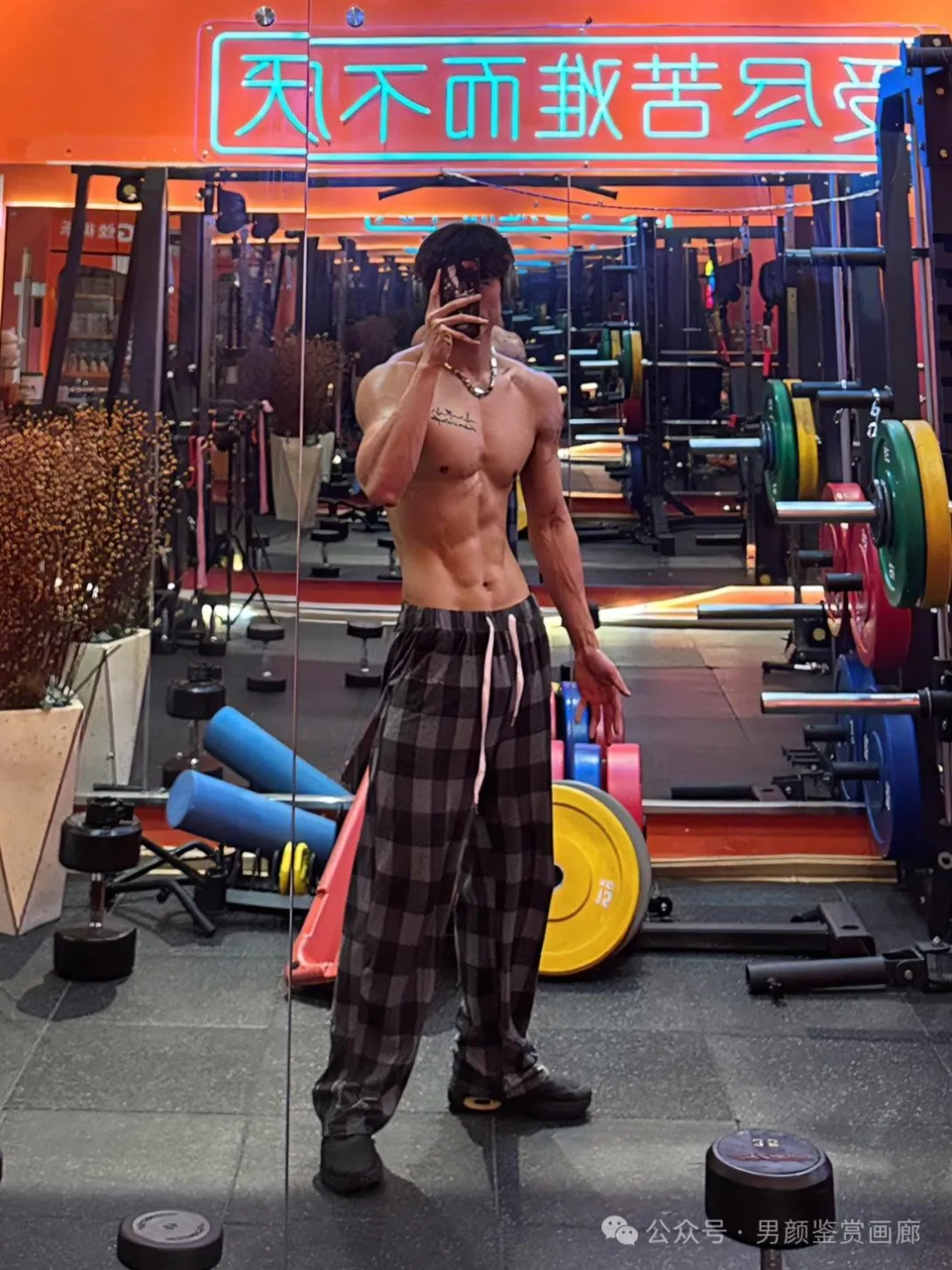 揭秘健身界的“奶狗”男神教练：身高183cm，体重76kg的完美身材！ - 51虹马