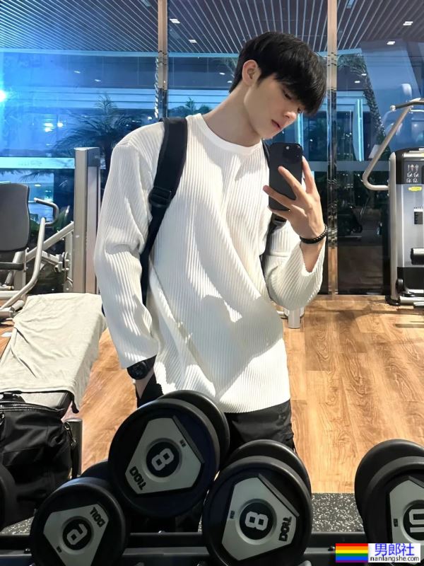 小狼狗学弟高能惹火合辑！低体脂腹肌线条全露无遗！ - 51虹马