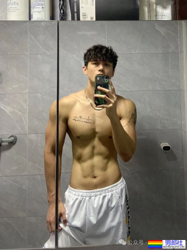 揭秘健身界的“奶狗”男神教练：身高183cm，体重76kg的完美身材！ - 51虹马