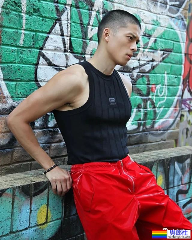 ​这个男模，他出柜了！！ - 51虹马