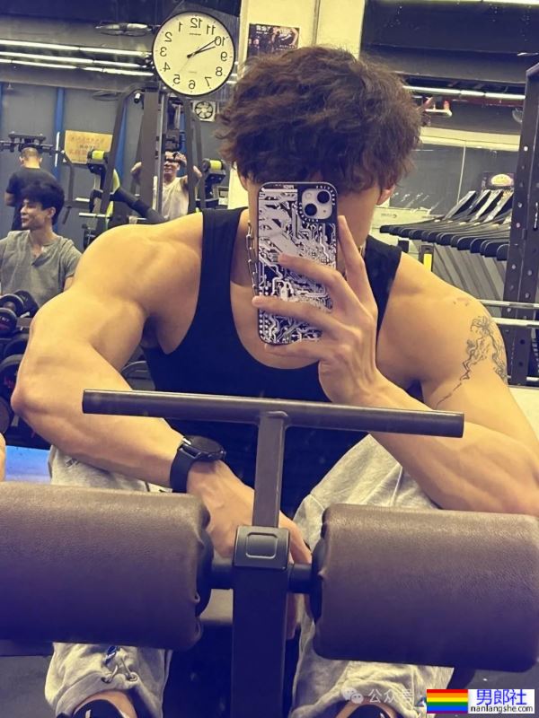 揭秘健身界的“奶狗”男神教练：身高183cm，体重76kg的完美身材！ - 51虹马