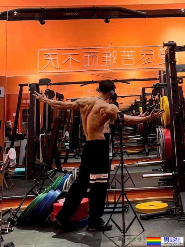 揭秘健身界的“奶狗”男神教练：身高183cm，体重76kg的完美身材！ - 51虹马