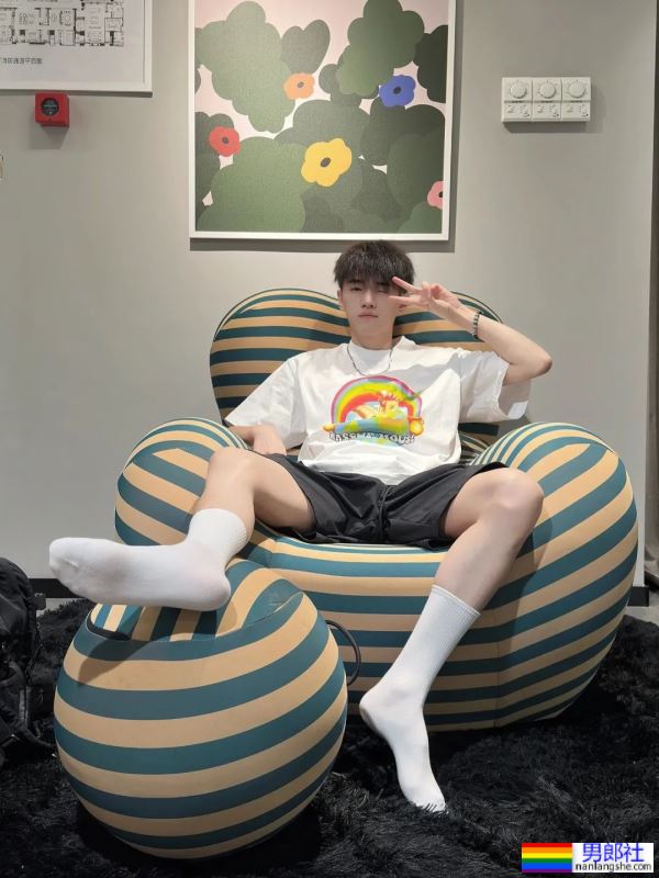 白白嫩嫩的细长腿 - 51虹马