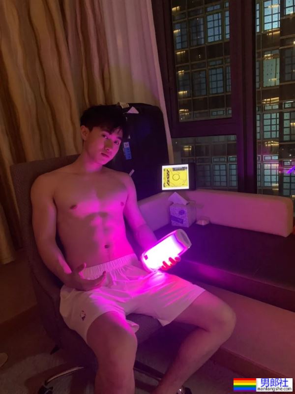 撩起衣服，看腹肌 - 51虹马