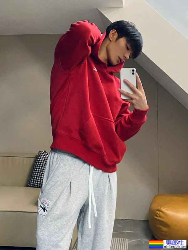 小狼狗学弟高能惹火合辑！低体脂腹肌线条全露无遗！ - 51虹马