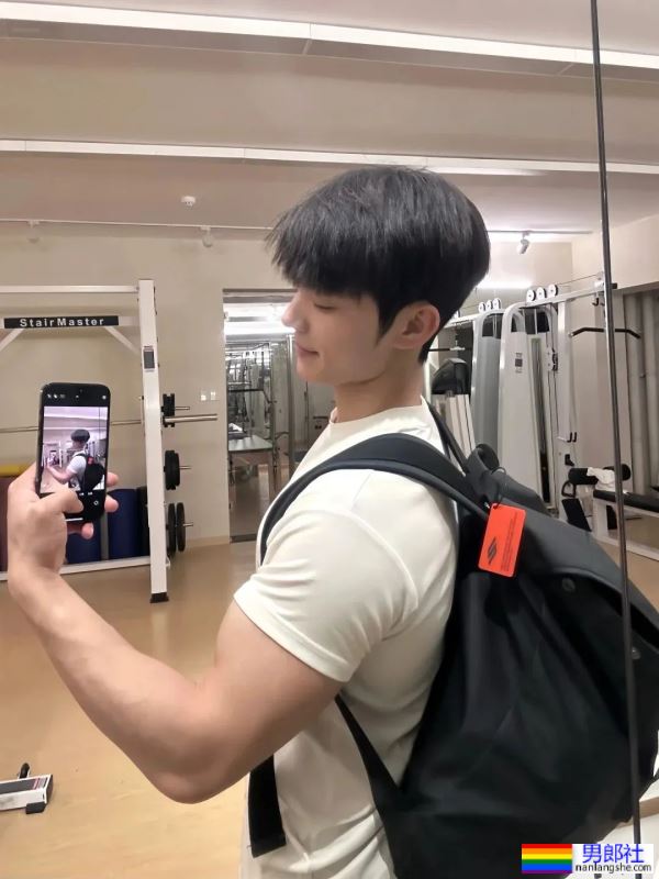 小狼狗学弟高能惹火合辑！低体脂腹肌线条全露无遗！ - 51虹马