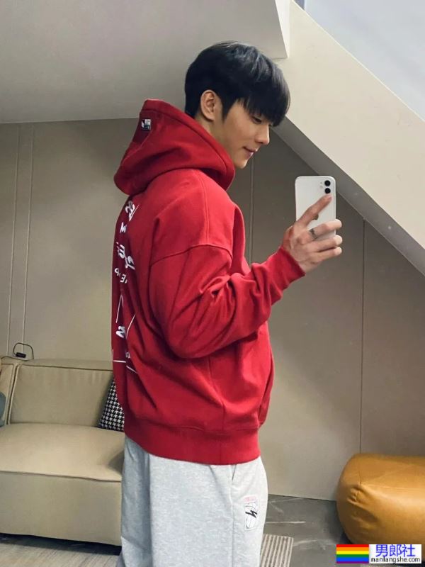 小狼狗学弟高能惹火合辑！低体脂腹肌线条全露无遗！ - 51虹马