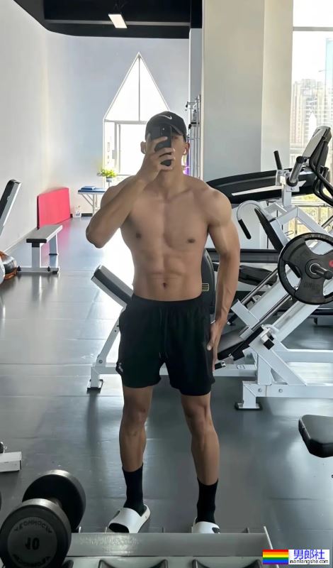 昆明医科大的医生秀肌肉火了！网友直呼太可了！ - 51虹马