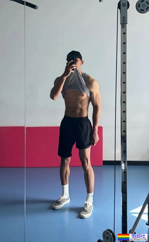 昆明医科大的医生秀肌肉火了！网友直呼太可了！ - 51虹马