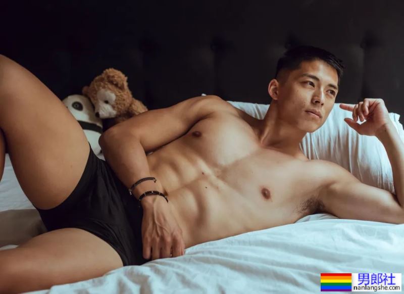 ​这个男模，他出柜了！！ - 51虹马