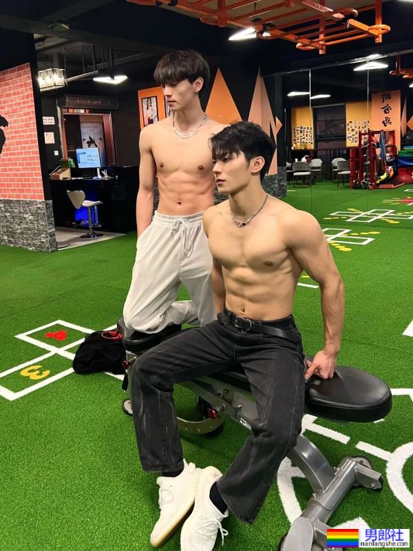 小狼狗学弟高能惹火合辑！低体脂腹肌线条全露无遗！ - 51虹马