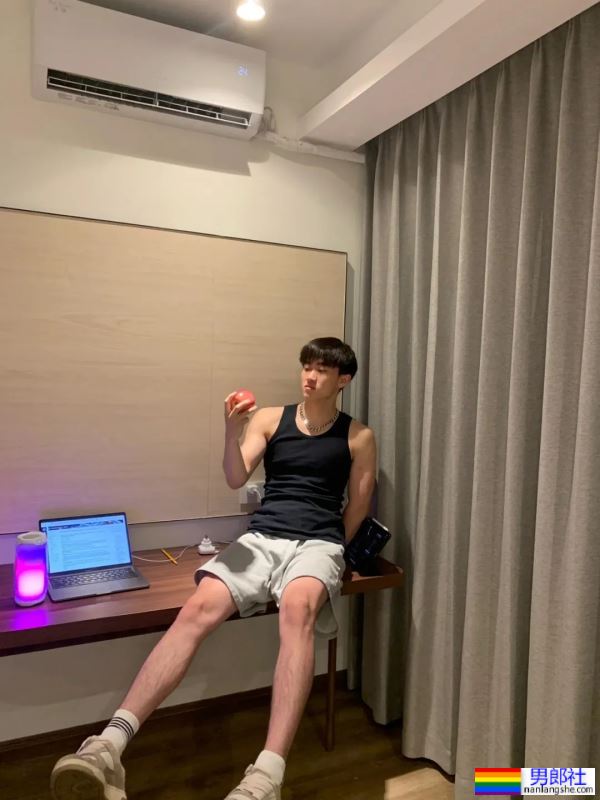 撩起衣服，看腹肌 - 51虹马