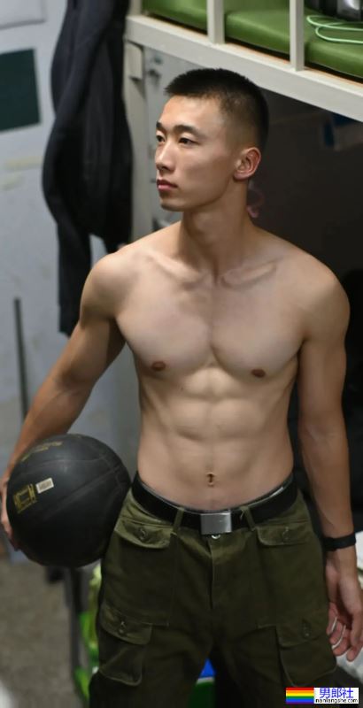 黑龙江寸头直男退役小哥,东北爷们气质太浓了-51虹马