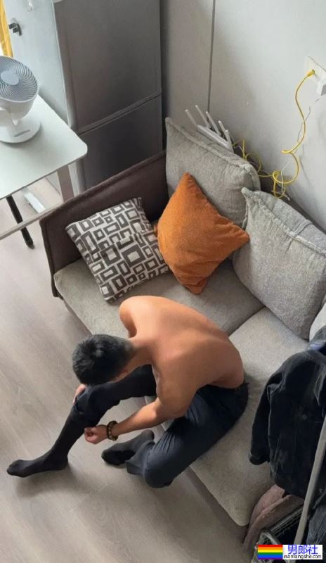 家里来了一位正装肌肉男？ - 51虹马