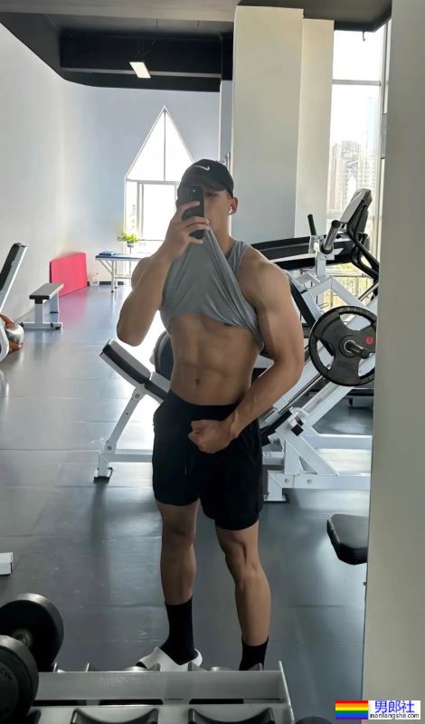 昆明医科大的医生秀肌肉火了！网友直呼太可了！ - 51虹马